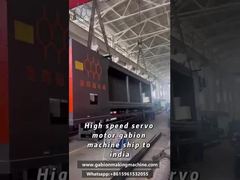 Cliente indio operando una máquina de malla de gabión de alta velocidad Proyecto de protección de la orilla del río