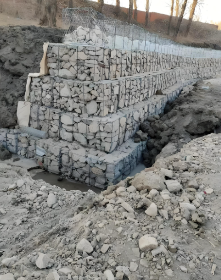 Últimos blogs de la empresa sobre Desde la regulación de los ríos hasta las laderas de las carreteras: 5 aplicaciones clave del equipo de tejido de malla de gabión