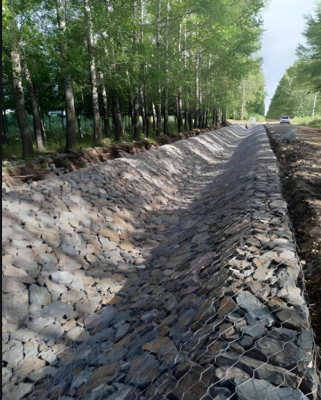 Últimos blogs de la empresa sobre Por qué las máquinas de malla de gabión son esenciales para proyectos de protección de ríos y estabilización de laderas