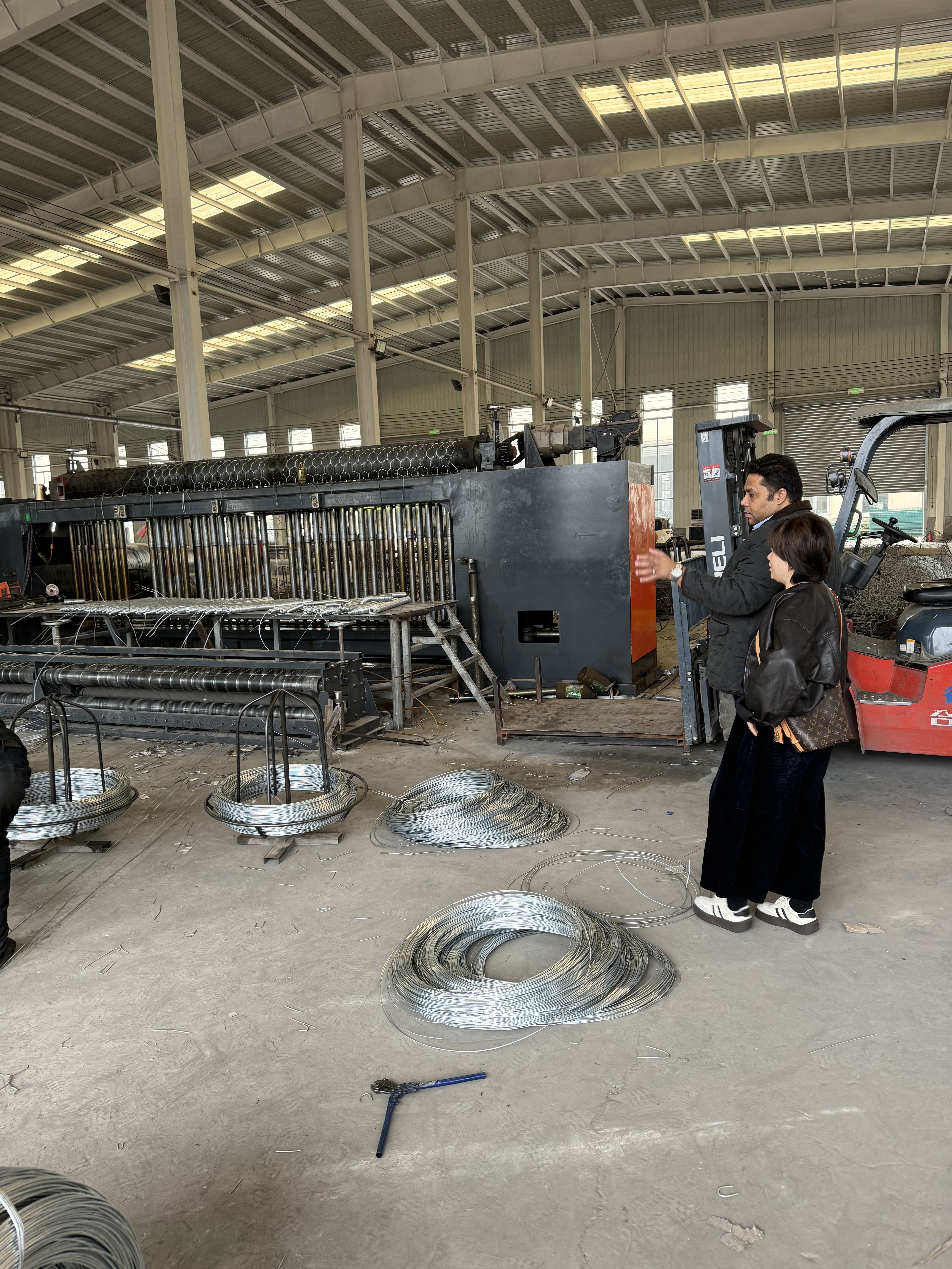 Últimos blogs de la empresa sobre Los clientes de Nepal visitan nuestra fábrica para inspeccionar la máquina de malla de gabión automática