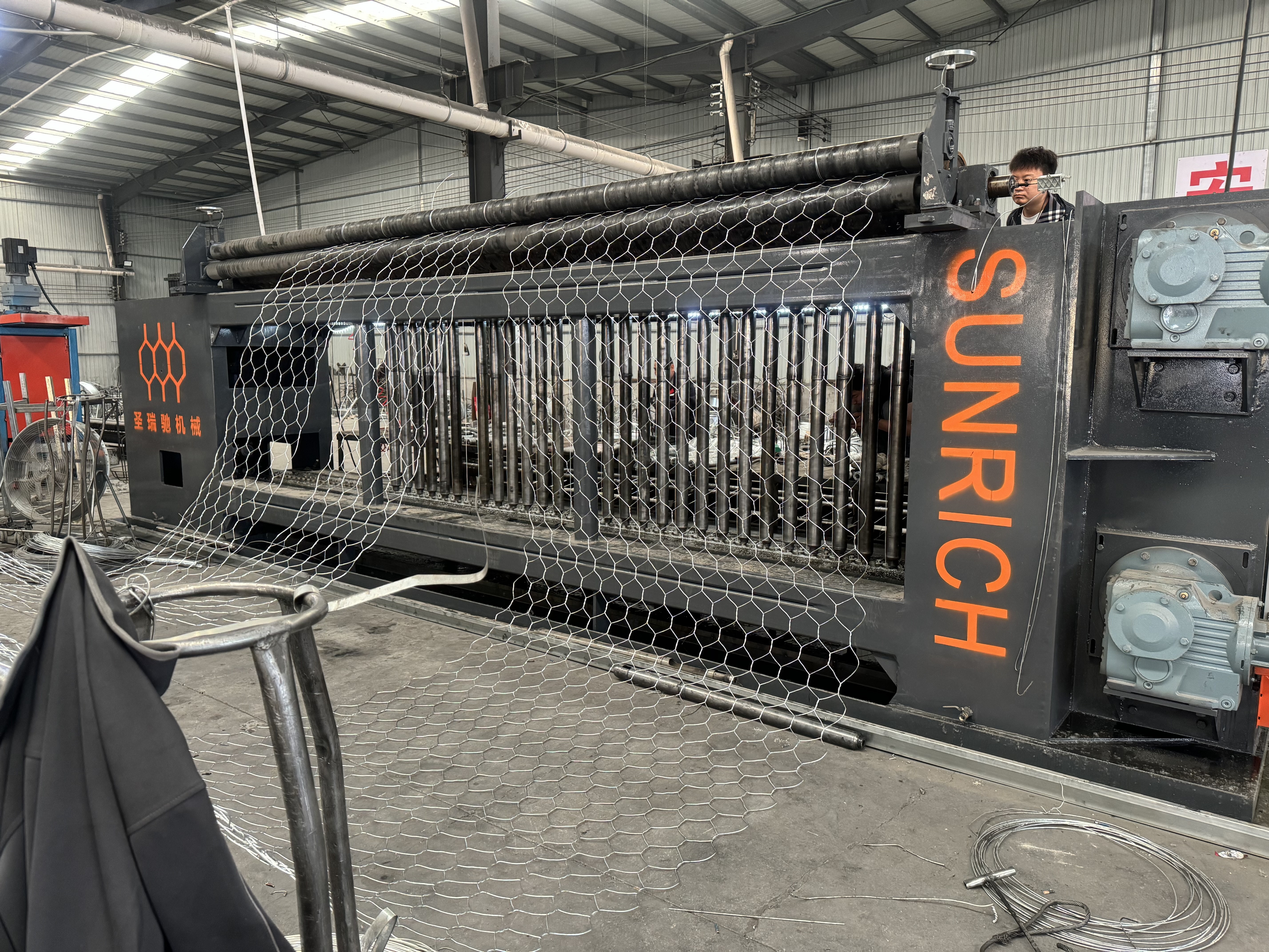 Últimos blogs de la empresa sobre Máquina de malla de gaviones servo CNC enviada a Nepal para proyecto de protección de ríos