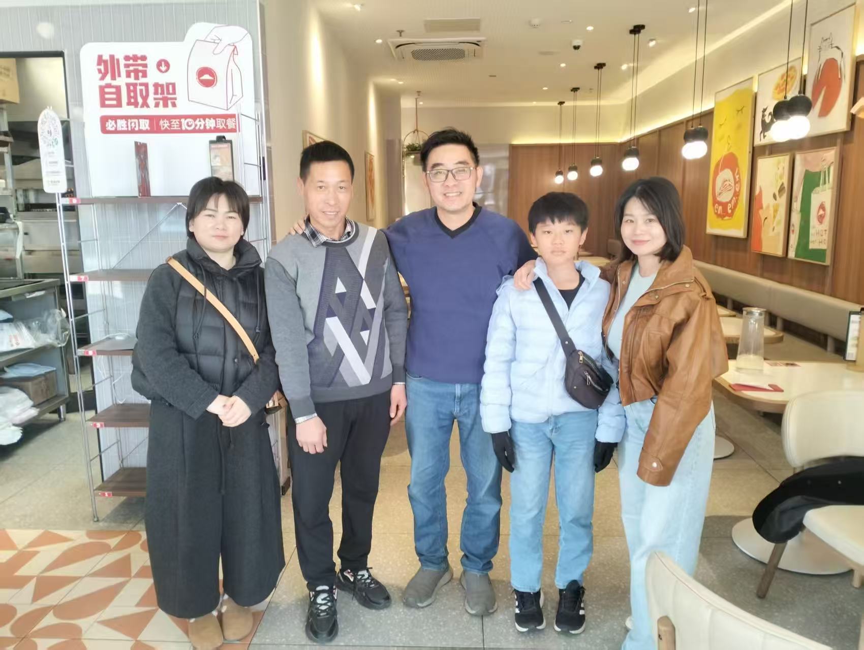 Últimos blogs de la empresa sobre Cliente de Malasia visita nuestra fábrica para inspeccionar la última máquina de fabricación de gabión servo CNC