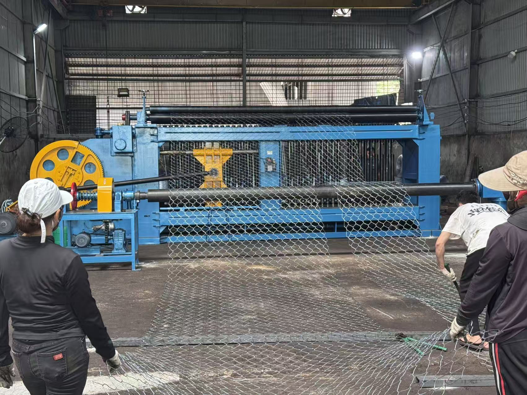 Últimos blogs de la empresa sobre Línea completa de producción de malla de gabión puesta en marcha con éxito en Vietnam